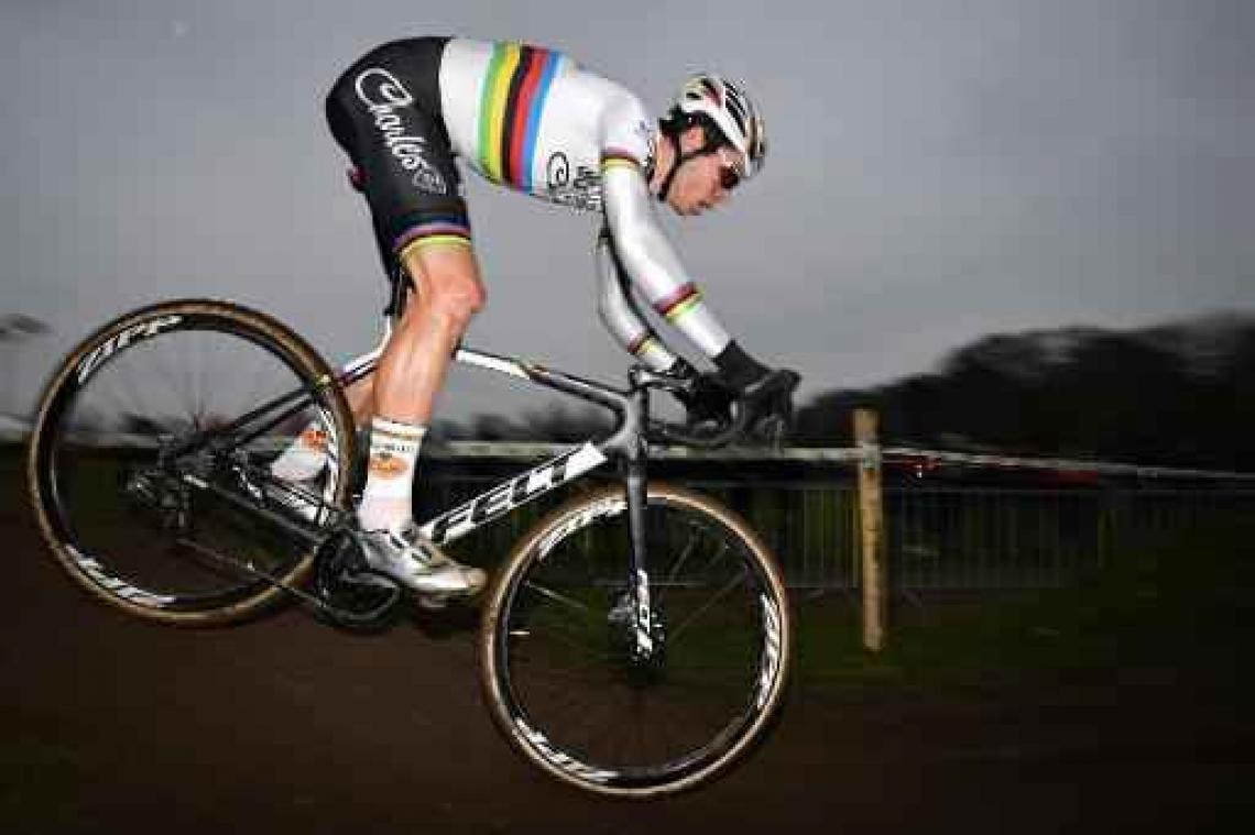 Wout van Aert pakt eindzege in Lille, Mathieu van der Poel wint slotmanche