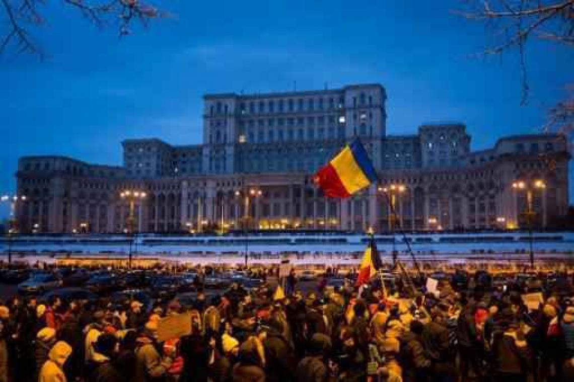 Weer tienduizenden betogers in Roemenië, macht lijkt bereid in te binden