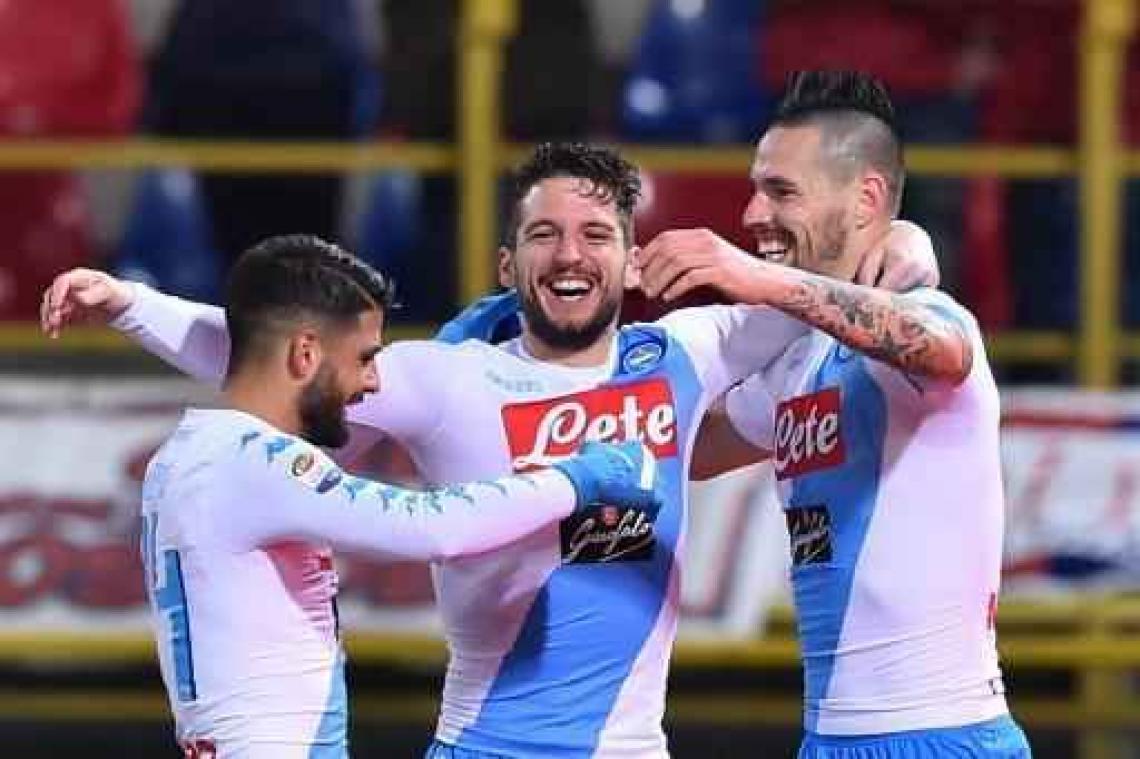 Belgen in het buitenland - Topschutter Mertens helpt Napoli met hattrick aan 1-7 zege bij Bologna