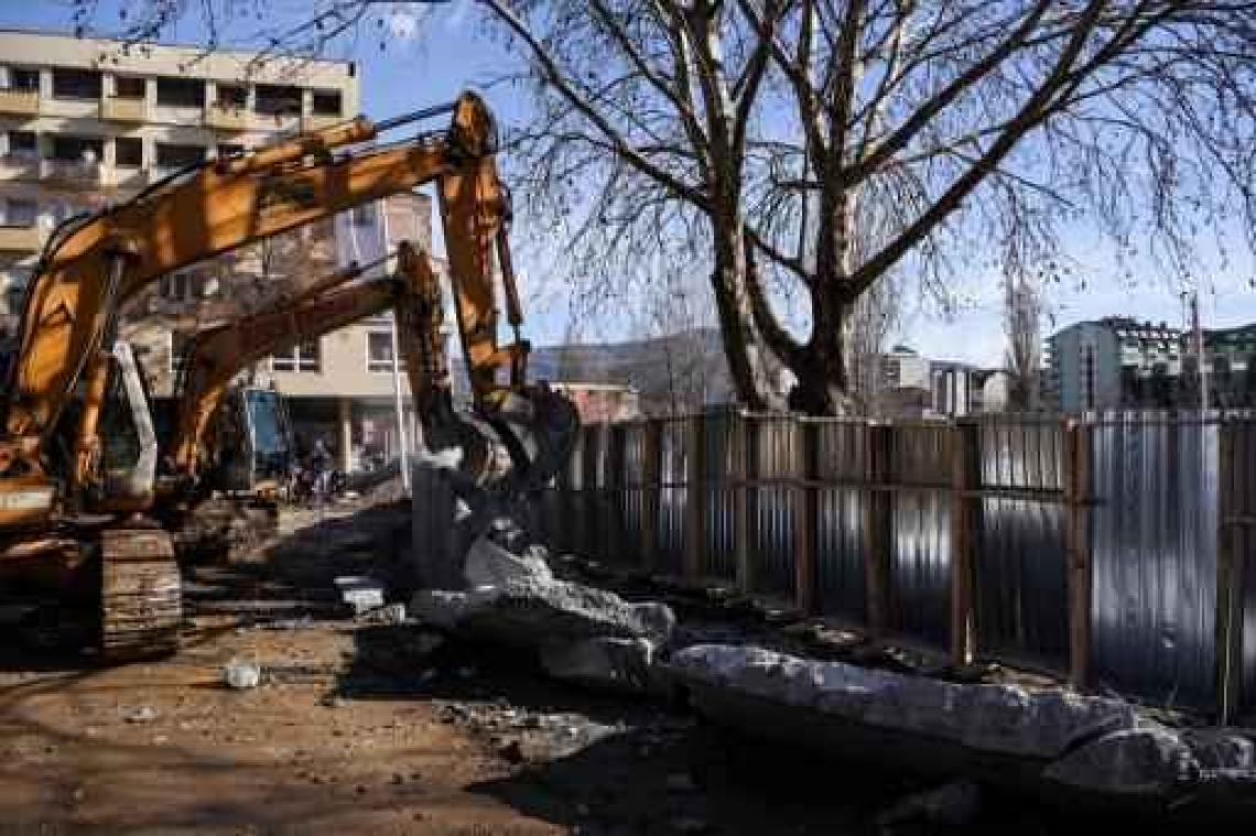 Servië breekt omstreden muur af