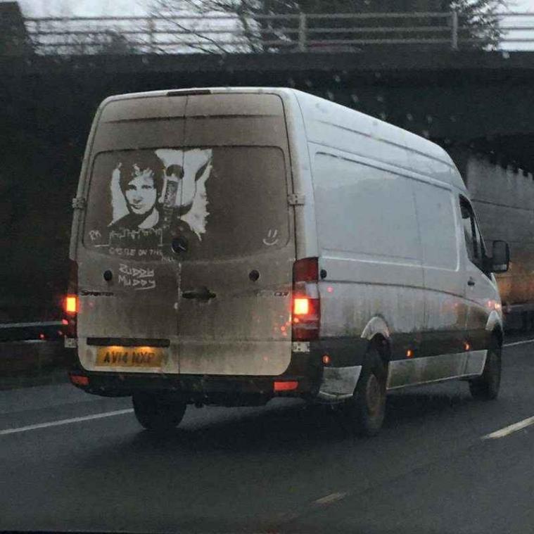 Brit maakt meesterwerken van vuile bestelwagens