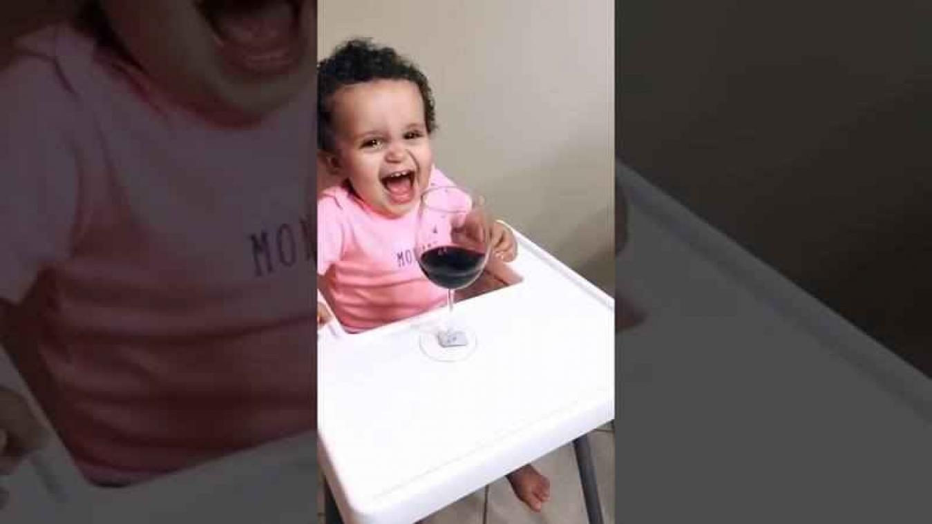 Wanhopige vader schotelt huilende dochter een glas wijn voor