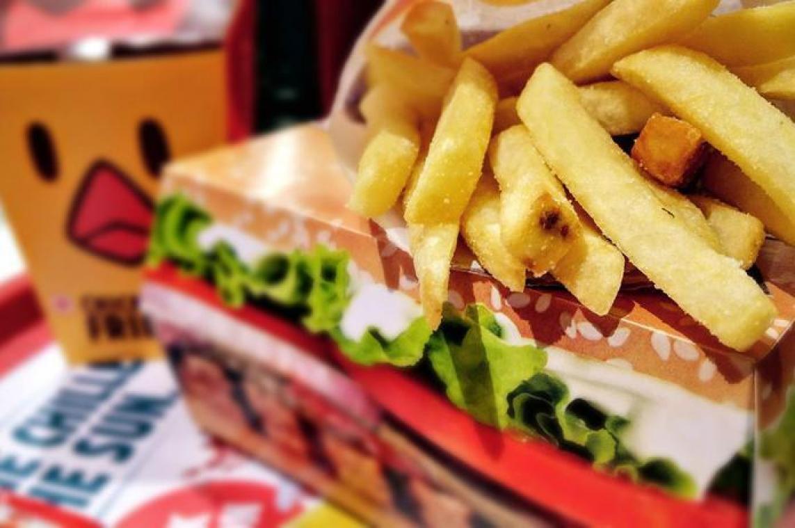 Niet alleen fastfood, ook de verpakking is ongezond