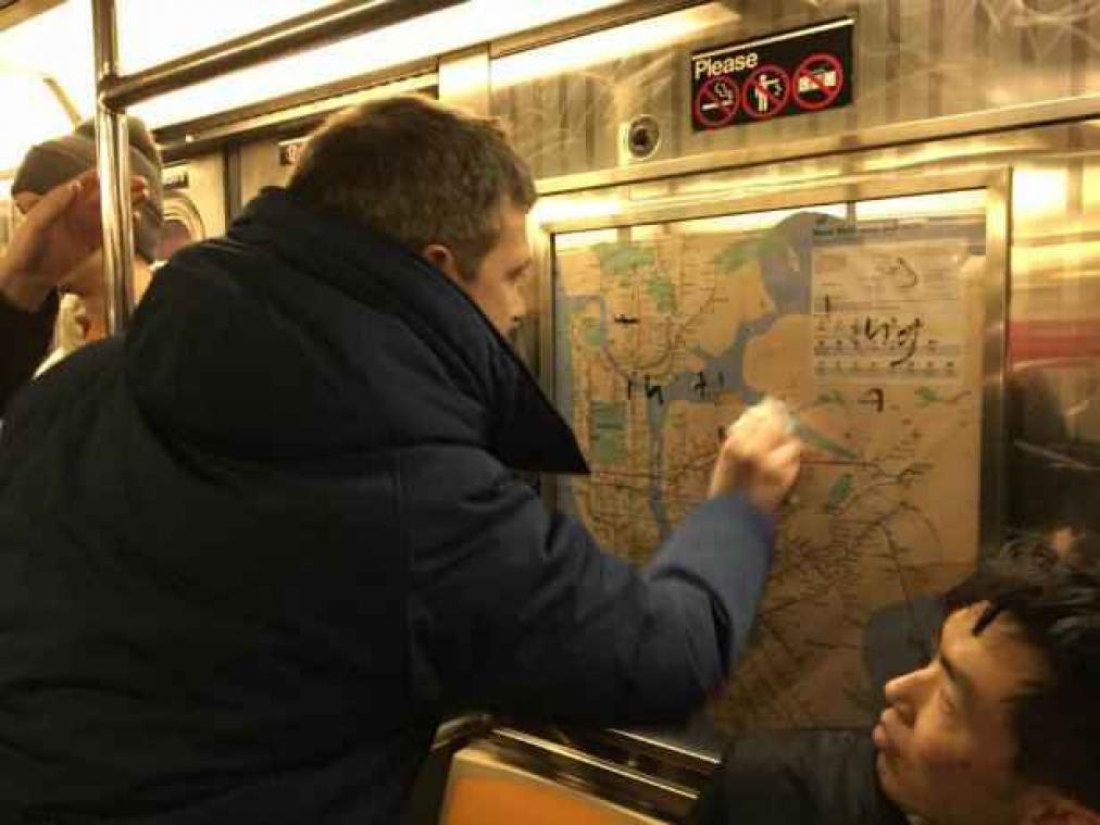 Antibacteriële handgel om nazitekens in metro weg te schrobben