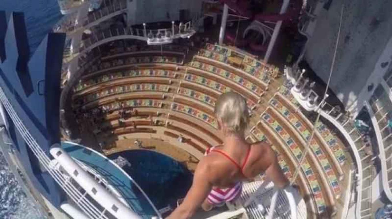 Acrobate springt van zeventien meter hoge springplank