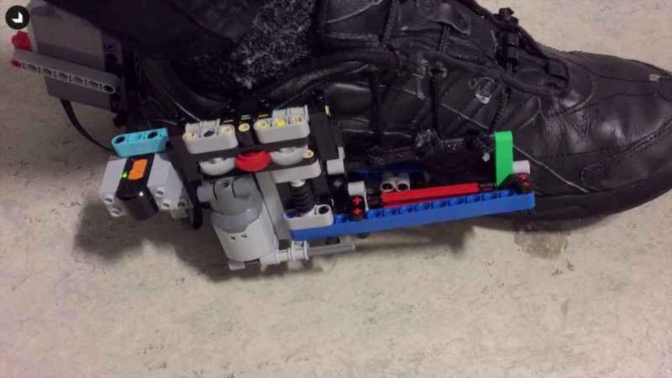 Lego helpt je om je veters te strikken
