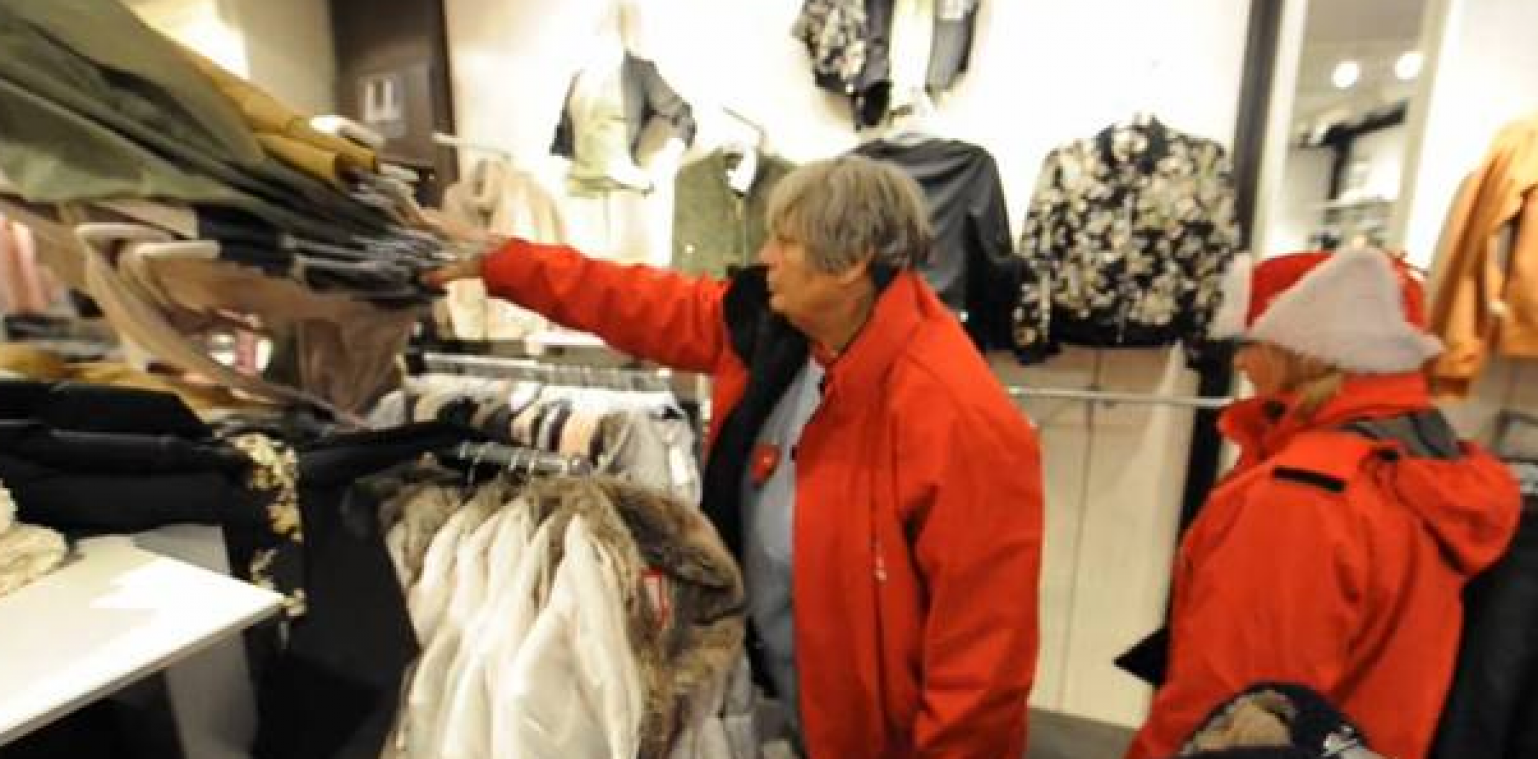 Vakbondsvrouw die kledij op de grond gooide gaat op pensioen