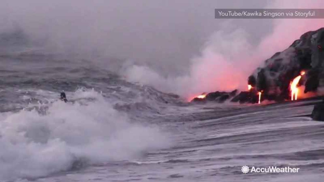 VIDEO: man zwemt in zee met loeihete lava voor selfie