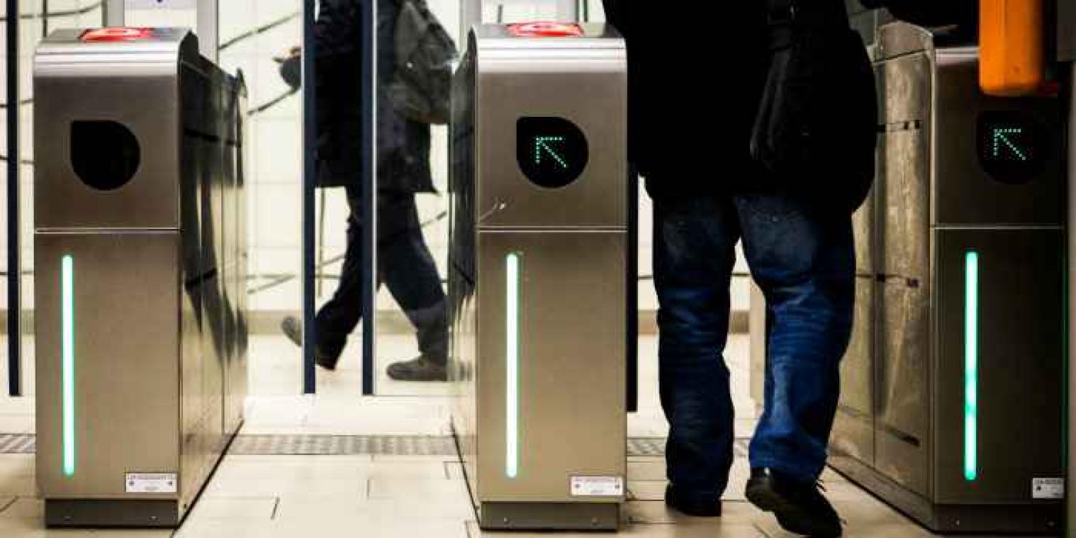 Poortje in de Londense metro zingt mee met Song 2 van Blur