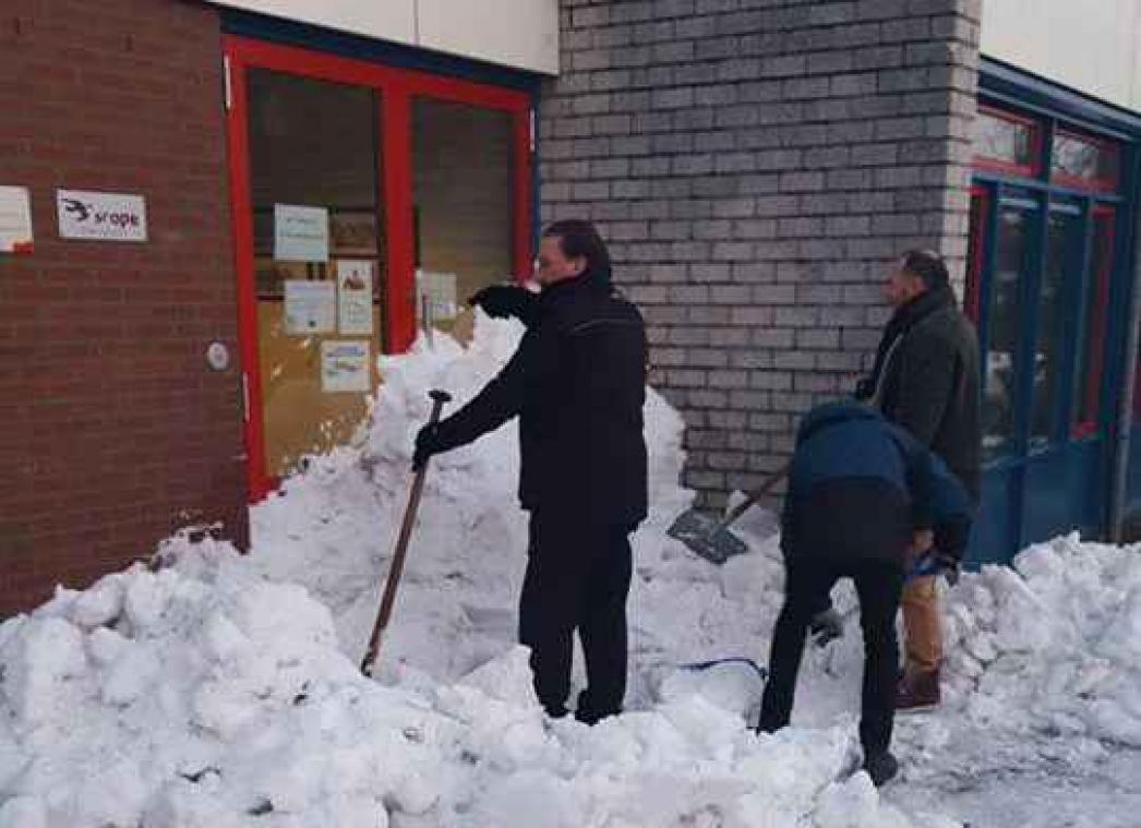 Nederlandse scholieren metsen schooldeur dicht met sneeuw