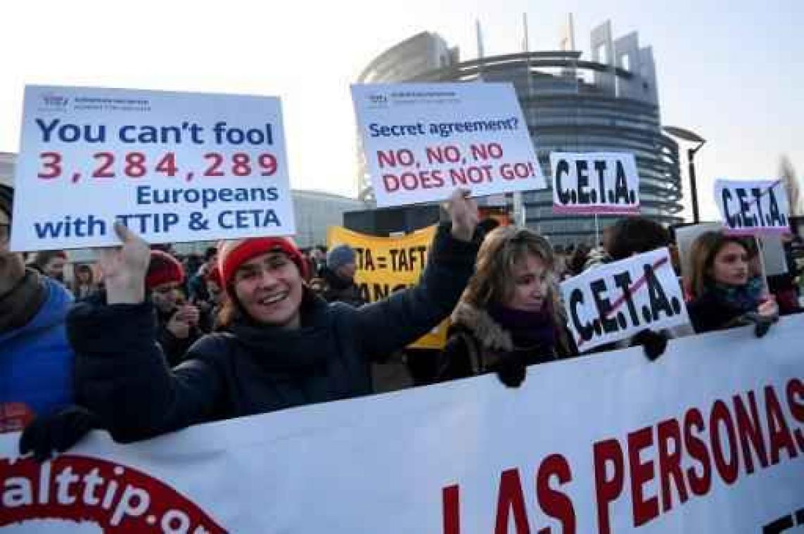 Protest bij aanvang CETA-debat in Europees Parlement