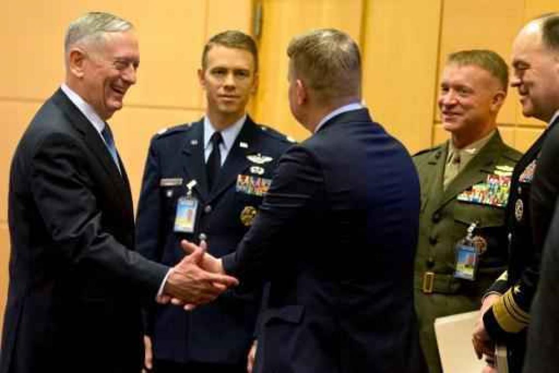 Amerikaanse minister van Defensie bij Navo om koers bondgenootschap te bepalen