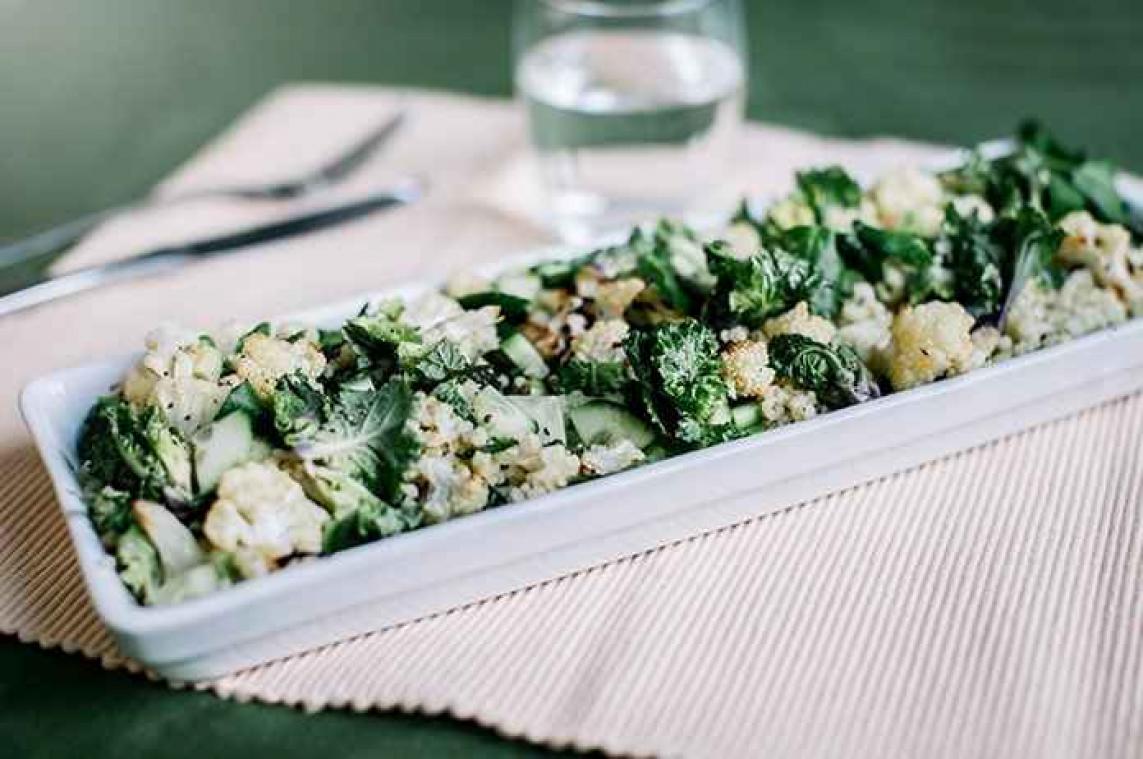 Bulgursalade met geroosterde bloemkool, boerenkool en waterkers