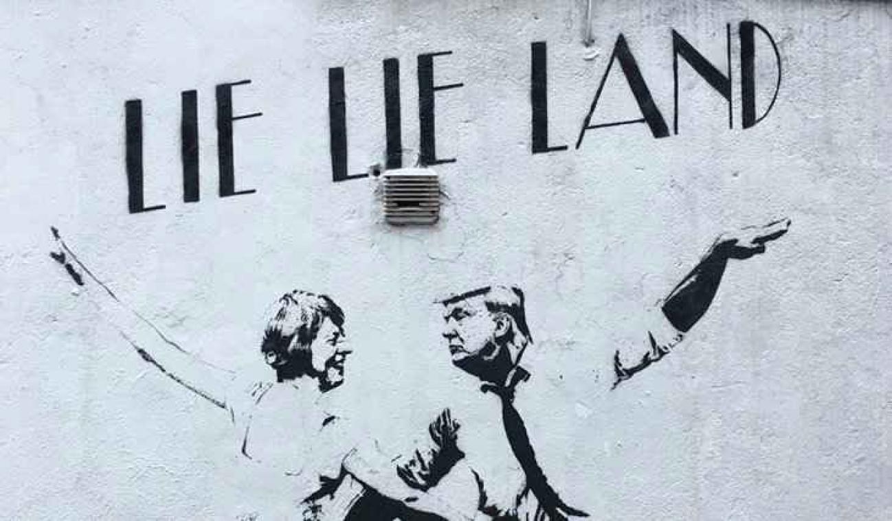 Trump en May dansen rond de waarheid in kunstwerk