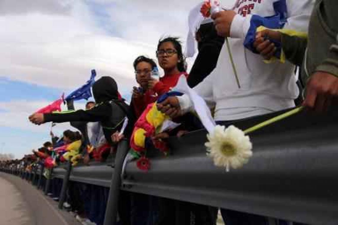 Mexicanen protesteren tegen muur met menselijke ketting aan de grens