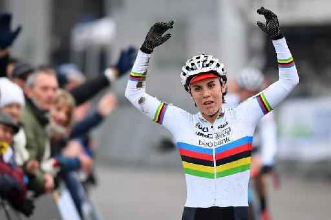 Wereldkampioene Sanne Cant pakt vijfde zege op rij in Oostmalle