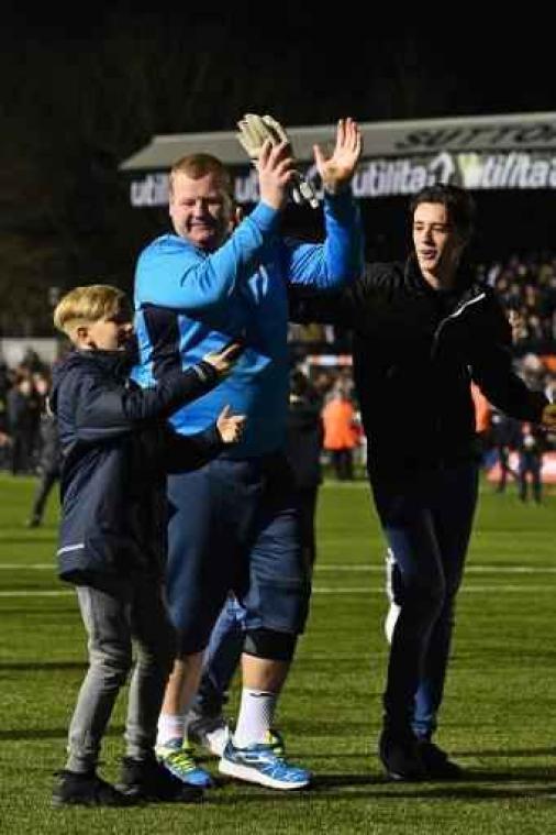 Keeper Sutton United brak mogelijk regels met taartje te eten