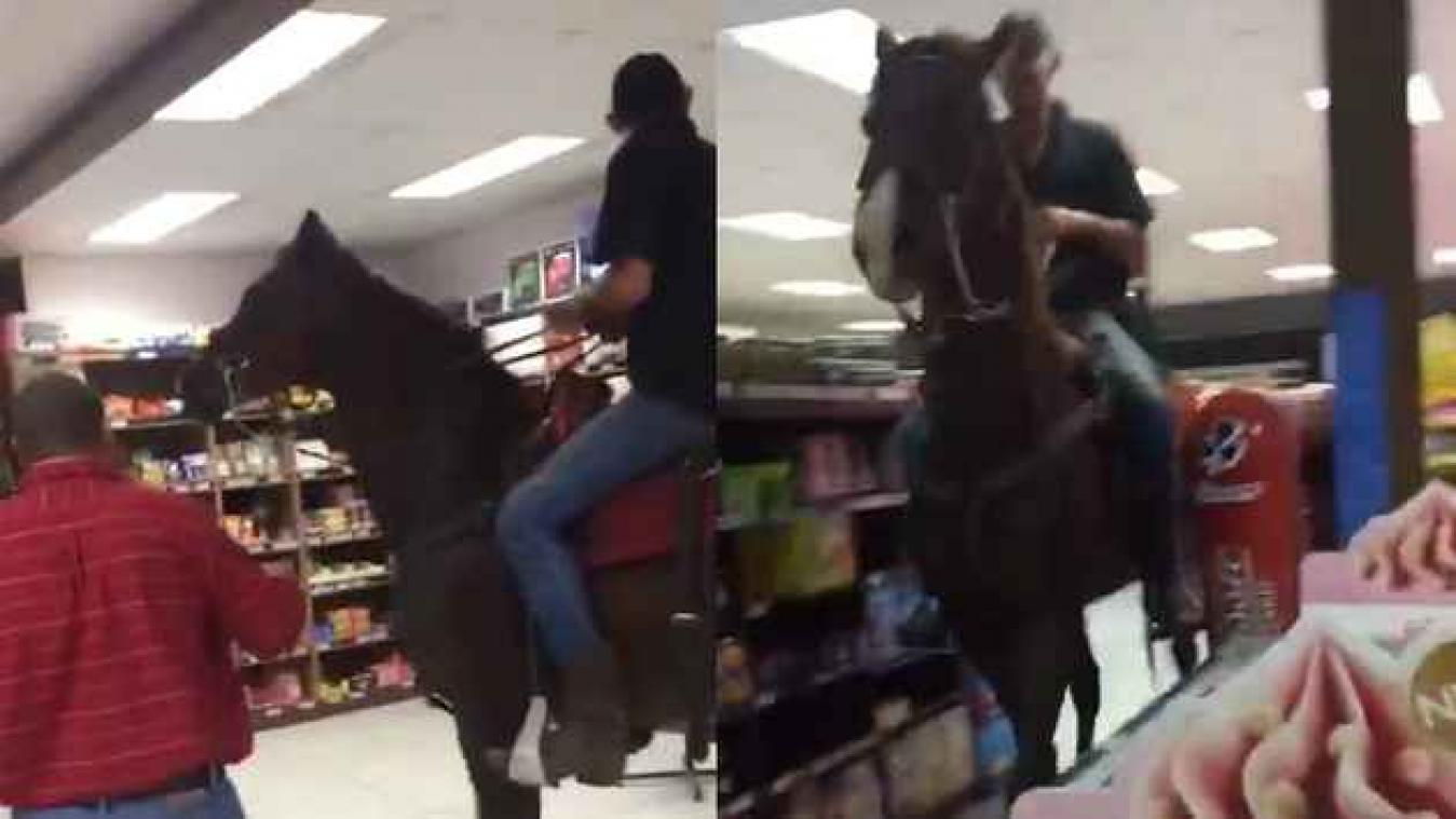 Man gaat te paard winkelen in supermarkt