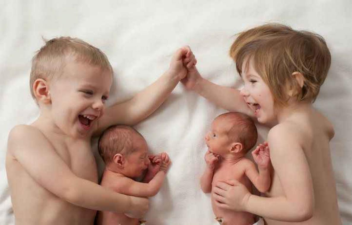 Twee tweelingen in één familie zorgt voor schattige foto