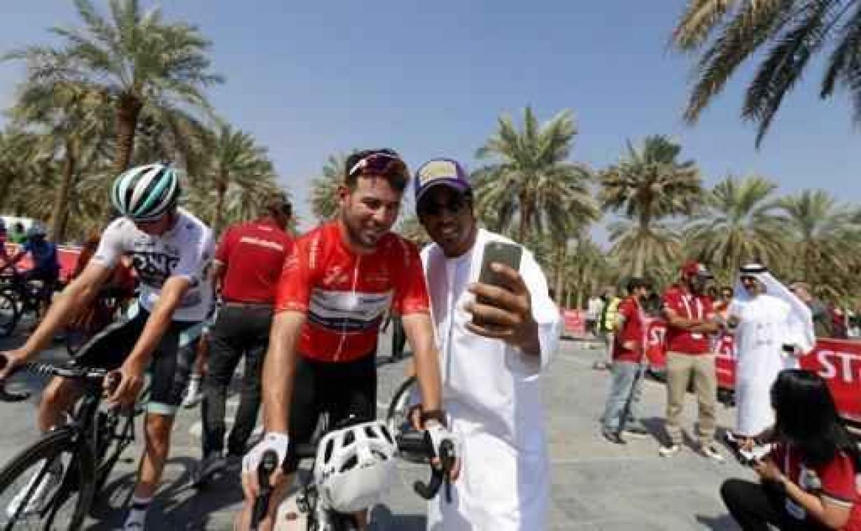 Cavendish klopt Greipel na accidentrijke laatste kilometer
