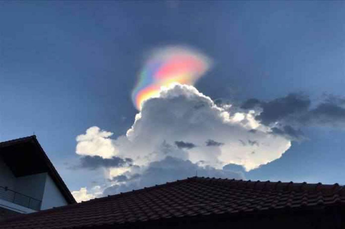 IN BEELD. Singaporezen getrakteerd op zeldzaam natuurfenomeen