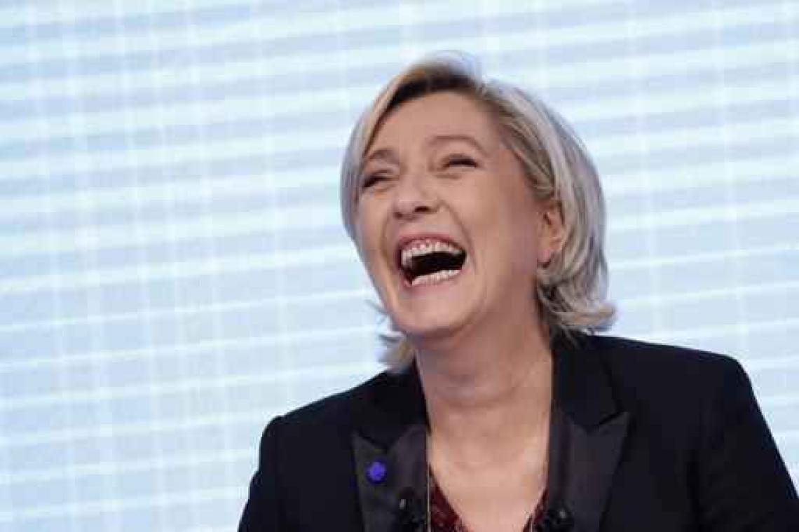 Topless activiste verstoort toespraak Le Pen