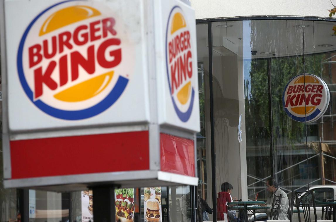 Honderden klanten kopen parfum van Burger King