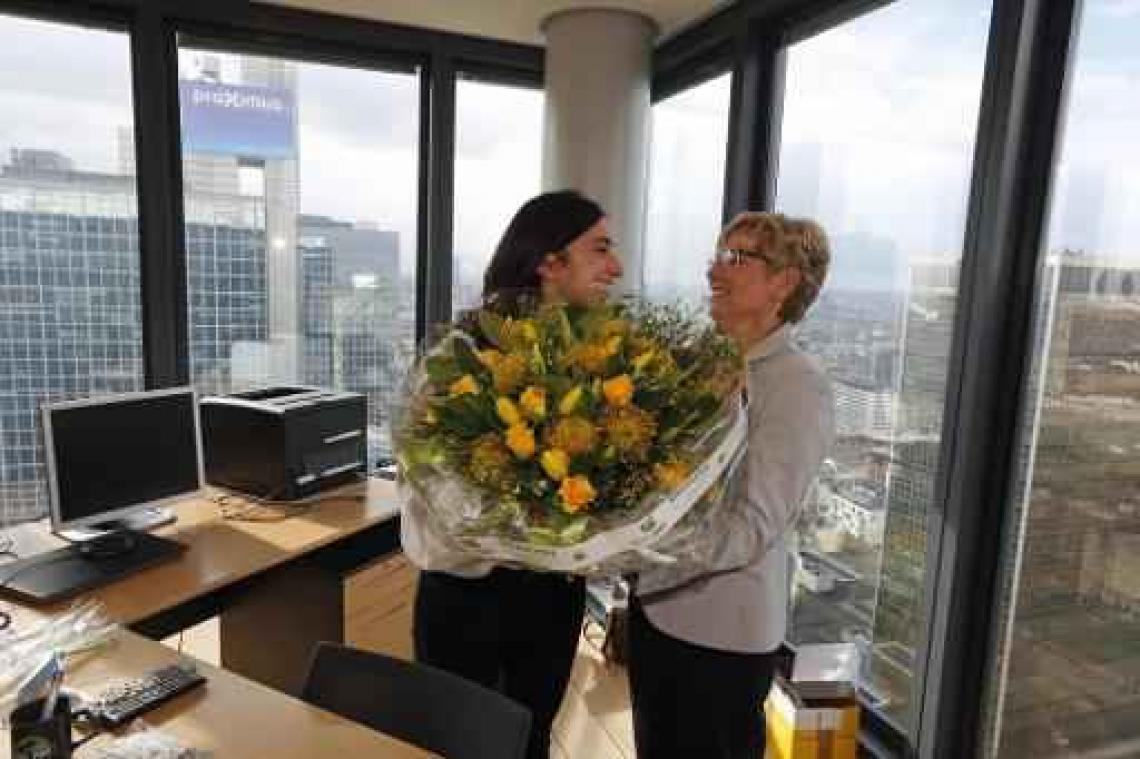 Sleurs geeft sleutels kabinet aan Demir