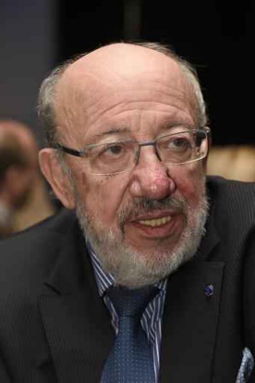 Louis Michel biedt excuses aan voor uitspraak over 4.800 euro per maand