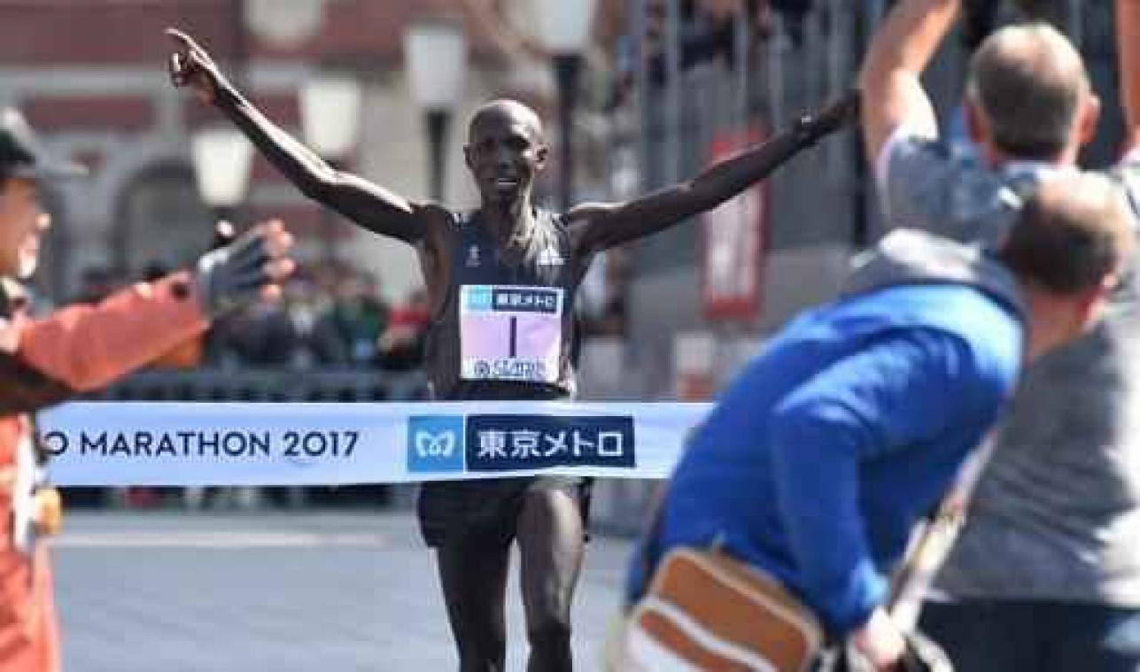 Wilson Kipsang loopt naar zege in marathon van Tokio