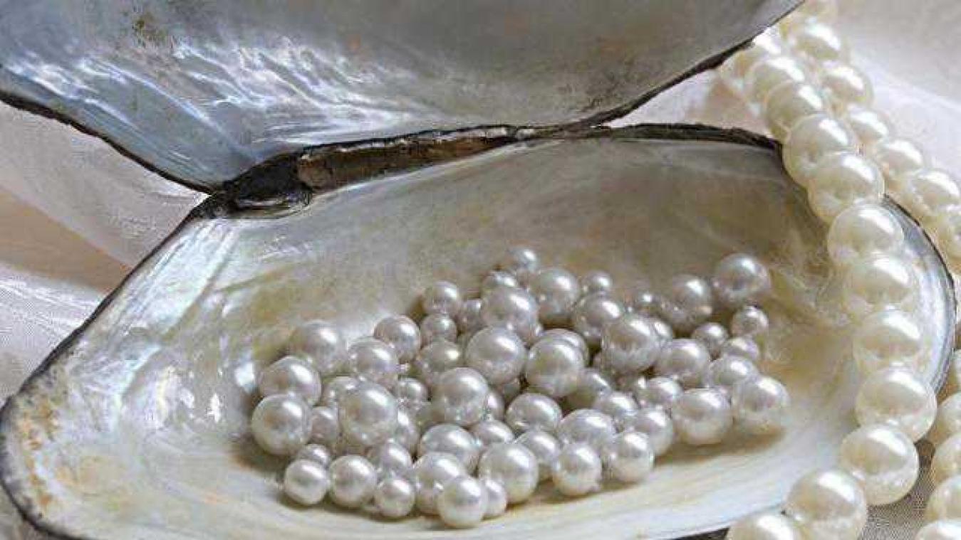 Vrouw vindt genoeg parels voor een halsketting in oester