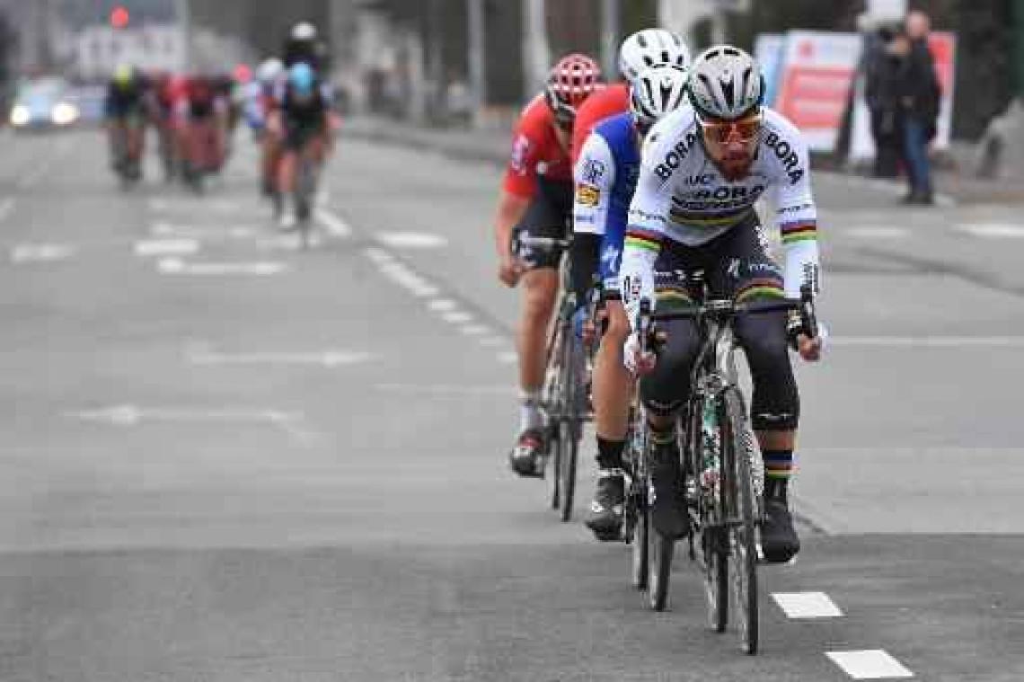 Peter Sagan pakt de bloemen op Kuurne-Brussel-Kuurne