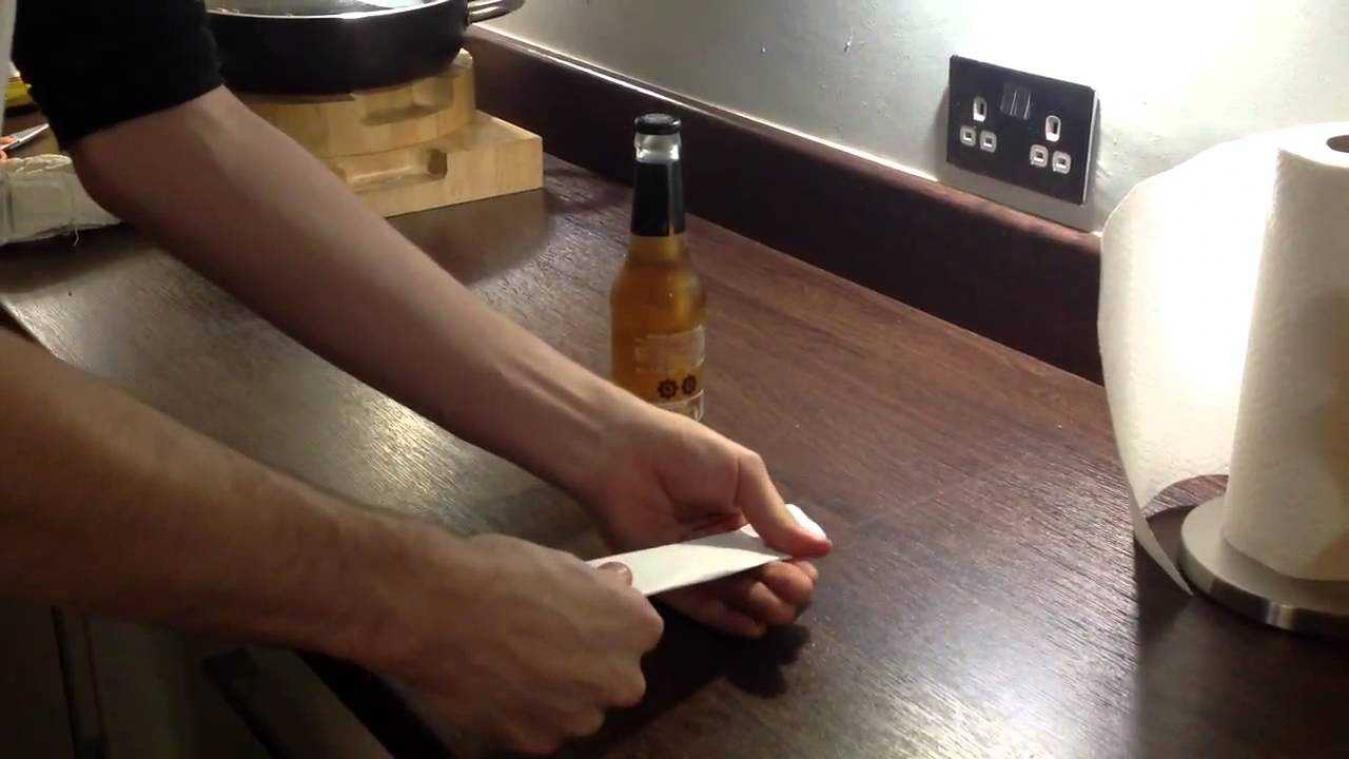 Kende je dit trucje al: een flesje bier openen met een blad papier