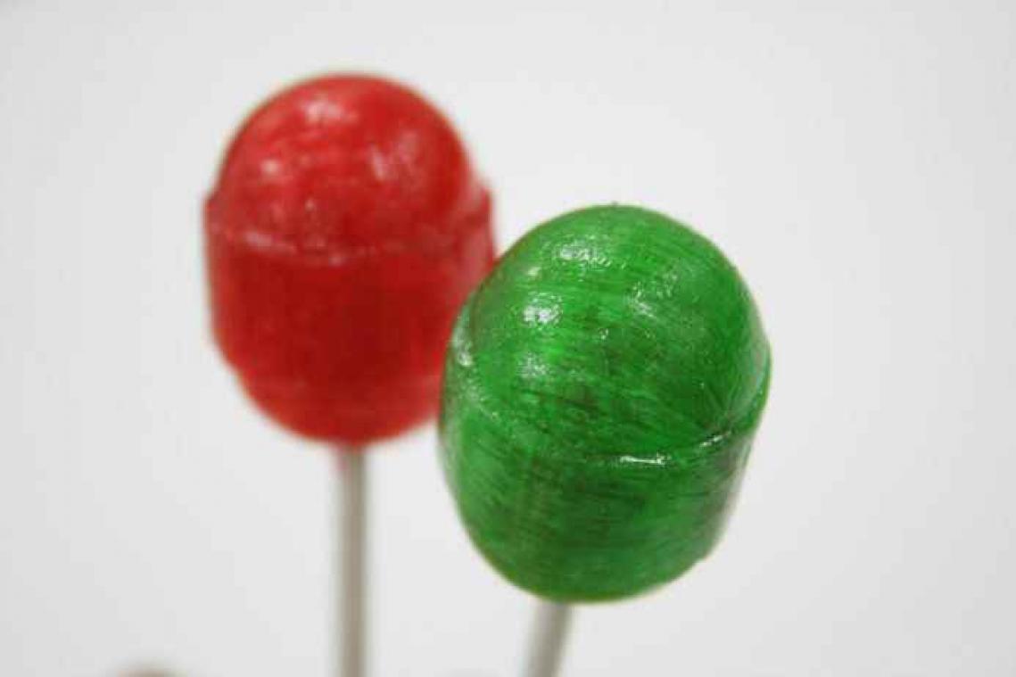 Kinderen graaien naar lolly's met cannabissmaak
