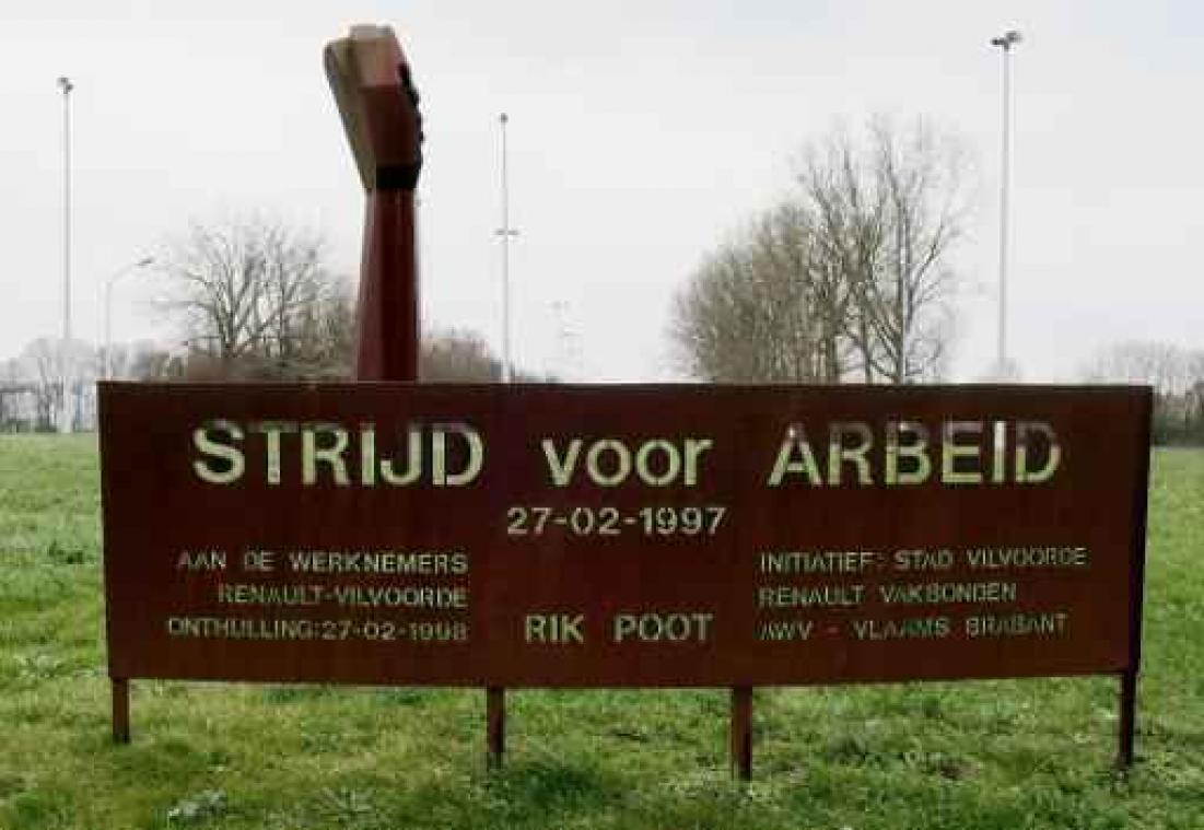 Tientallen vakbondsmensen herdenken sluiting Renault Vilvoorde aan monument 'De Vuist'