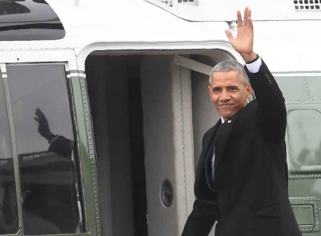 Horde fans juichen Obama toe bij Starbucks