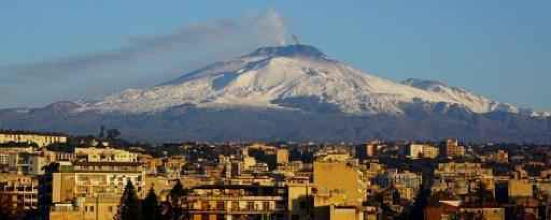 Etna spuwt weer lava