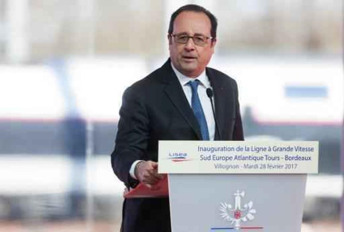 Scherpschutter Franse politie schiet per ongeluk tijdens toespraak Hollande: twee gewonden