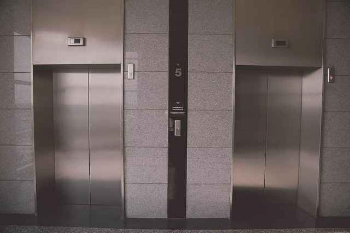 Inbreker zit halve nacht vast in een lift