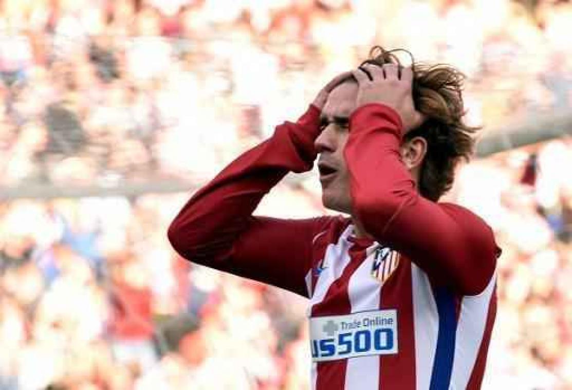 Belgen in het buitenland - Atlético Madrid en Deportivo delen de punten, Fernando Torres afgevoerd na botsing