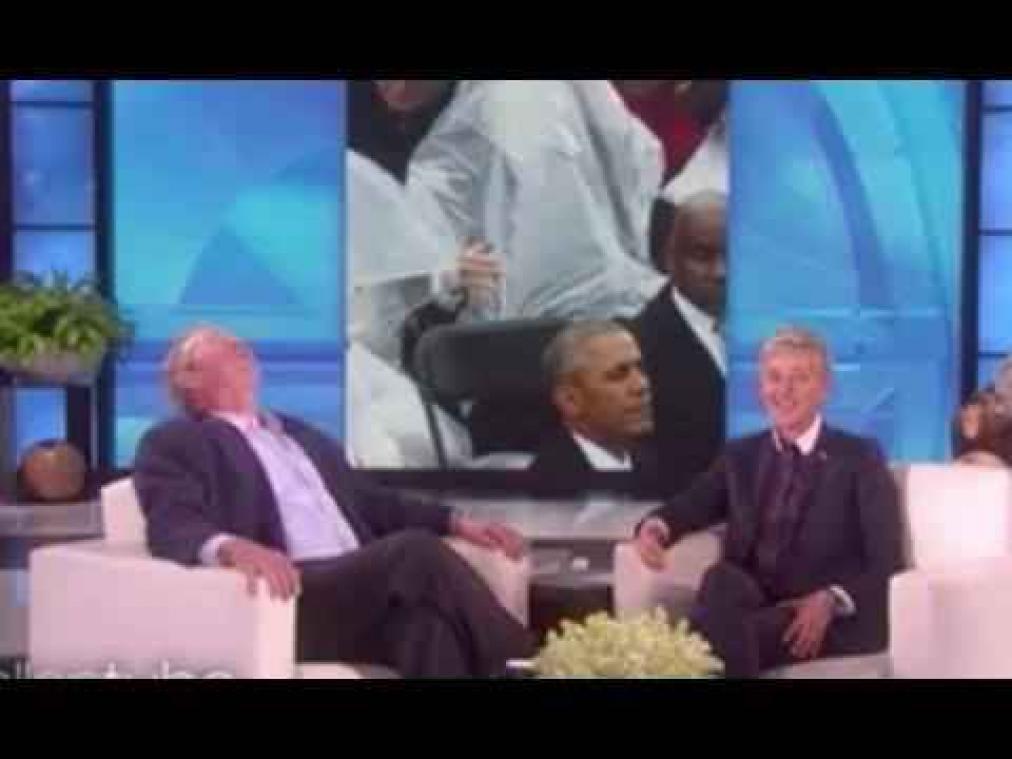 Bush krijgt nieuwe poncho cadeau van Ellen Degeneres