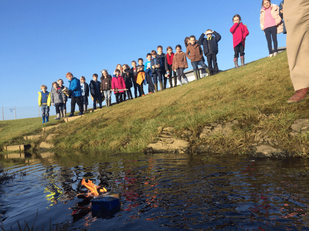 Scholieren organiseren vikingbegrafenis voor goudvissen