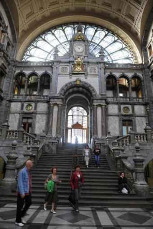 Politie zoekt personen die op beelden dreigingsvideo Antwerpen-Centraal te zien zijn