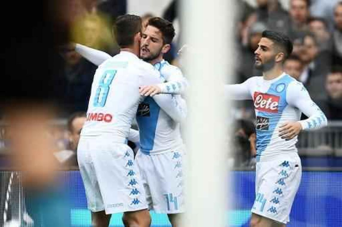 Ongrijpbare Dries Mertens loodst Napoli met twee goals voorbij AS Roma en Radja Nainggolan