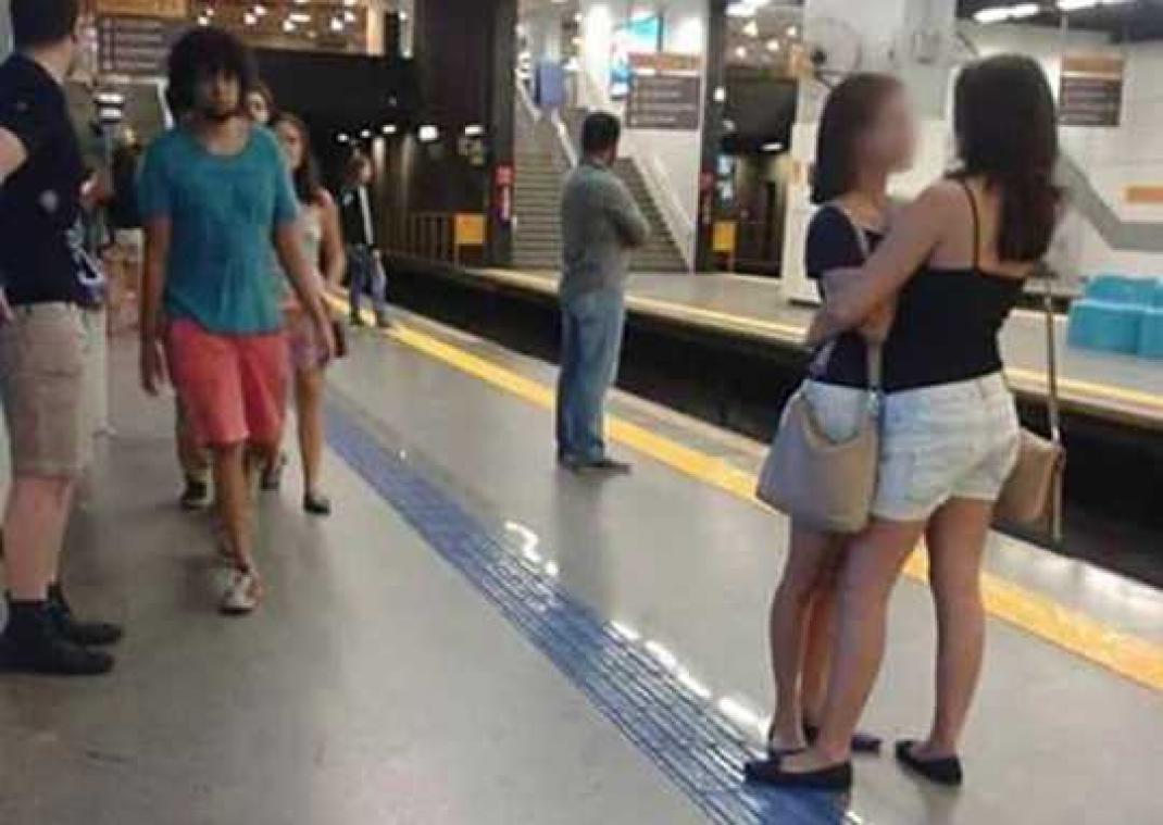 Waarom deze foto van twee knuffelende vrouwen viraal gegaan is