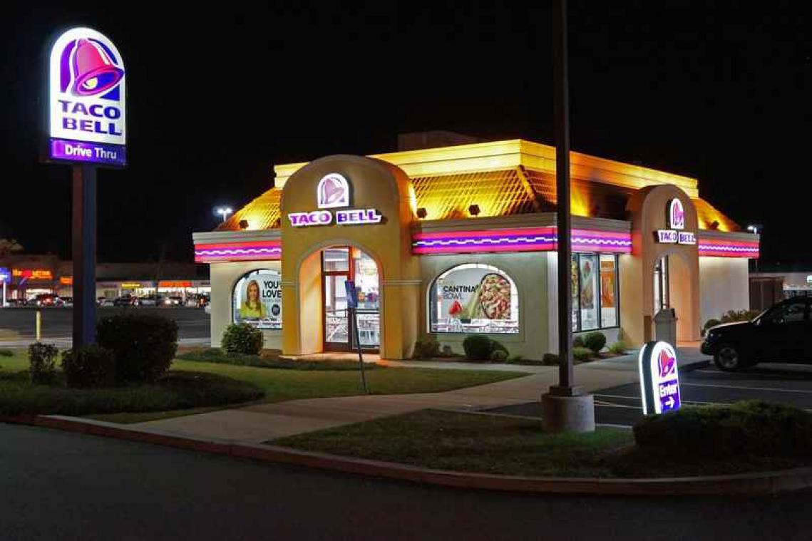 Vrouw maakt jurk uit Taco Bell-papiertjes