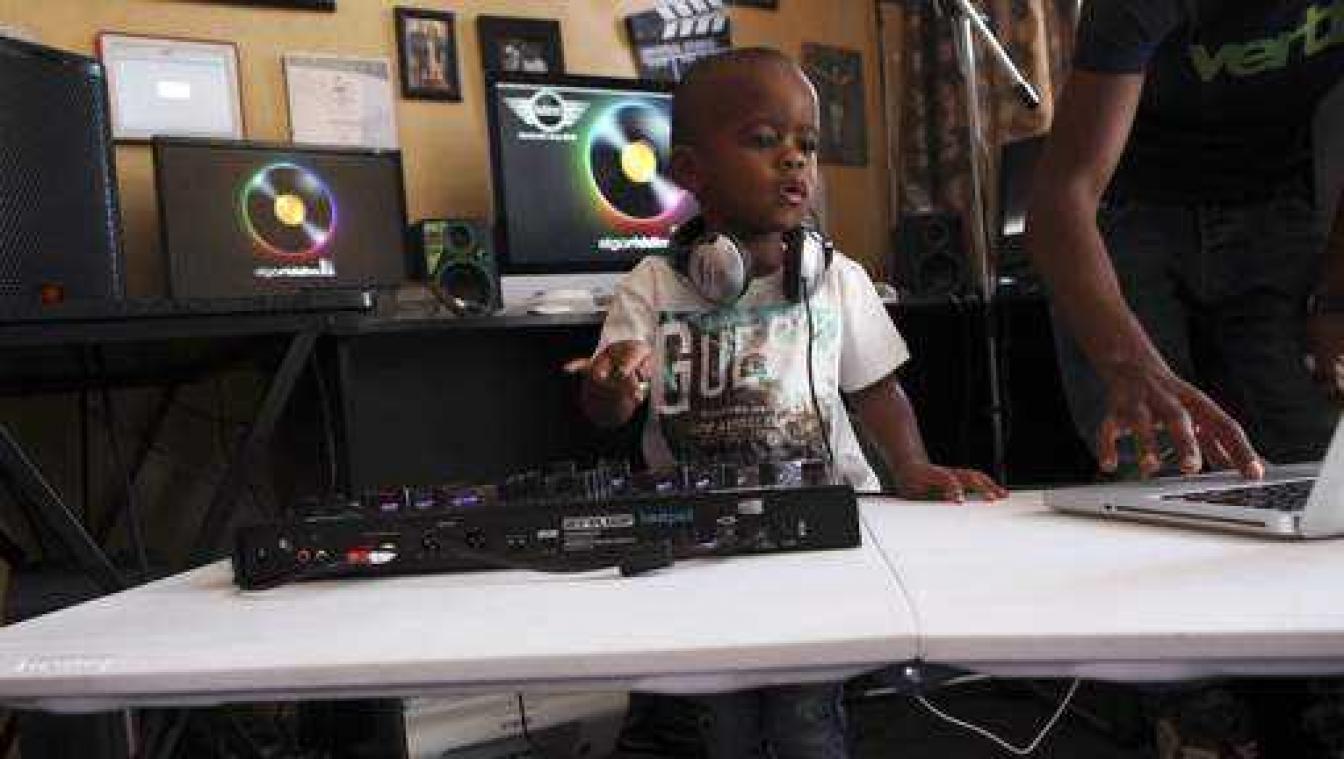 Jongste dj ter wereld is amper twee jaar oud