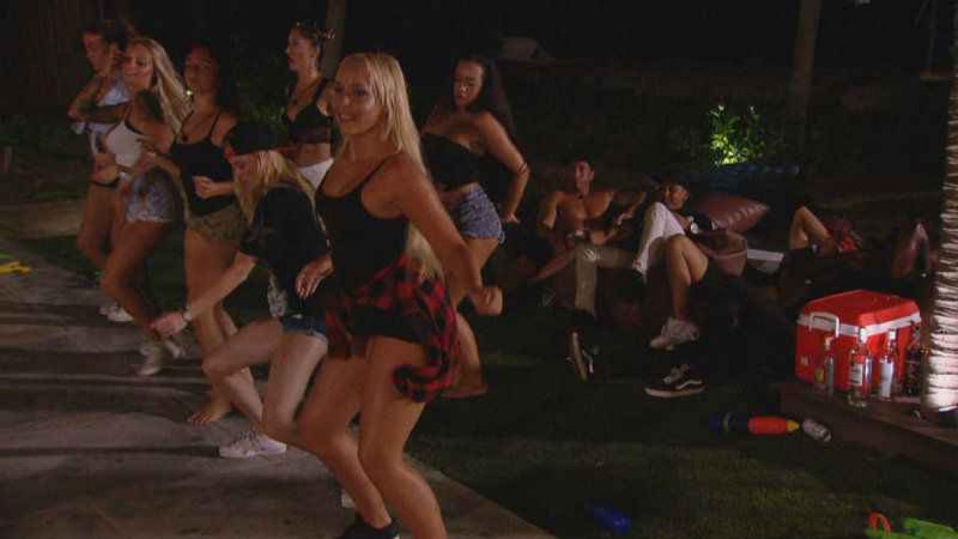 Op Temptation Island wordt volop gekust