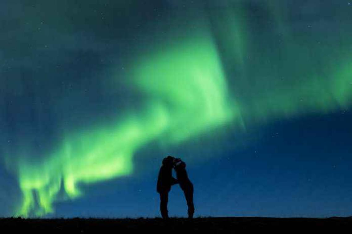 De ultieme relationship goal: een aanzoek onder het noorderlicht