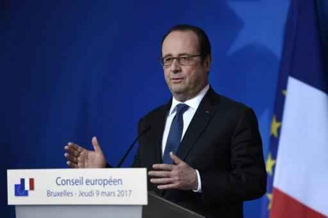Hollande waarschuwt cementbedrijf dat Trump-muur wil helpen bouwen